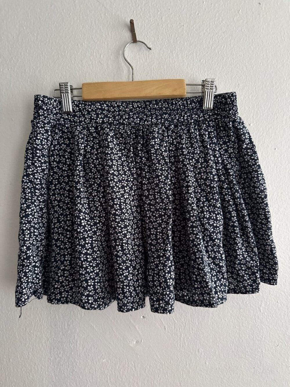 Brandy Melville Navy Blue Daisy Elastic Waistband Mini Skirt One Size Fit All